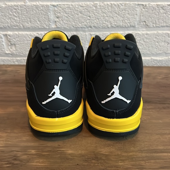 Air Jordan 4 Retro GS Thunder 2023 - Picture 2 of 5